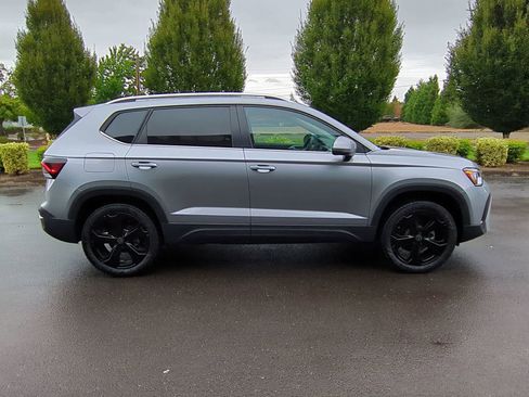 New 2025 Volkswagen Taos SEL image 7