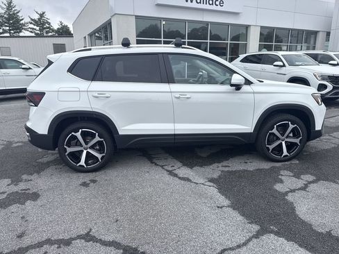 New 2025 Volkswagen Taos SEL image 4