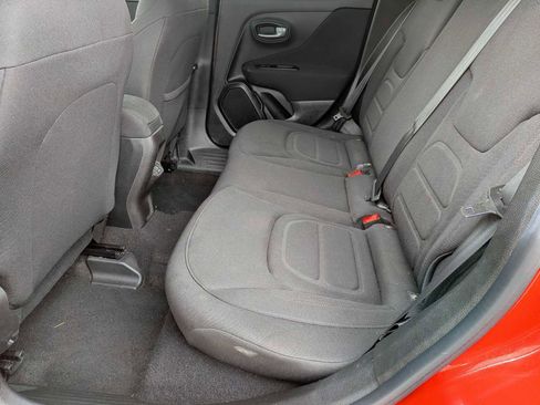 Used 2020 Jeep Renegade Latitude FWD image 17