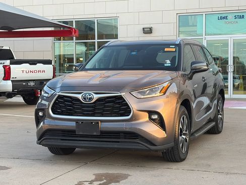 Used 2021 Toyota Highlander XLE FWD image 4