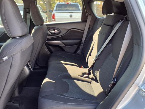 Used 2019 Jeep Cherokee Latitude w/ Popular Appearance Group image 18