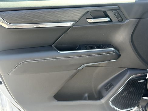 Used 2026 GMC Acadia Elevation w/ Elevation Premium Package FWD image 10