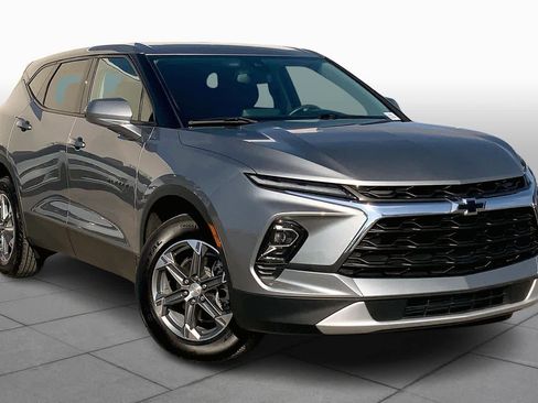 Used 2023 Chevrolet Blazer LT image 2