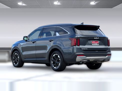 Used 2024 Kia Sorento S image 7