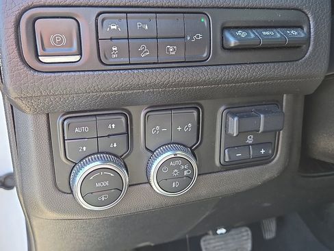 Used 2022 GMC Yukon Denali w/ Denali Ultimate Package image 22