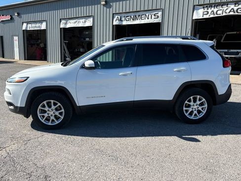 Used 2018 Jeep Cherokee Latitude w/ Cold Weather Group AWD/4WD image 4