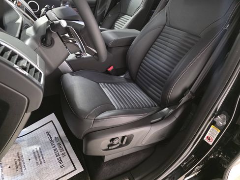 Certified 2025 Land Rover Discovery Dynamic SE AWD/4WD image 18