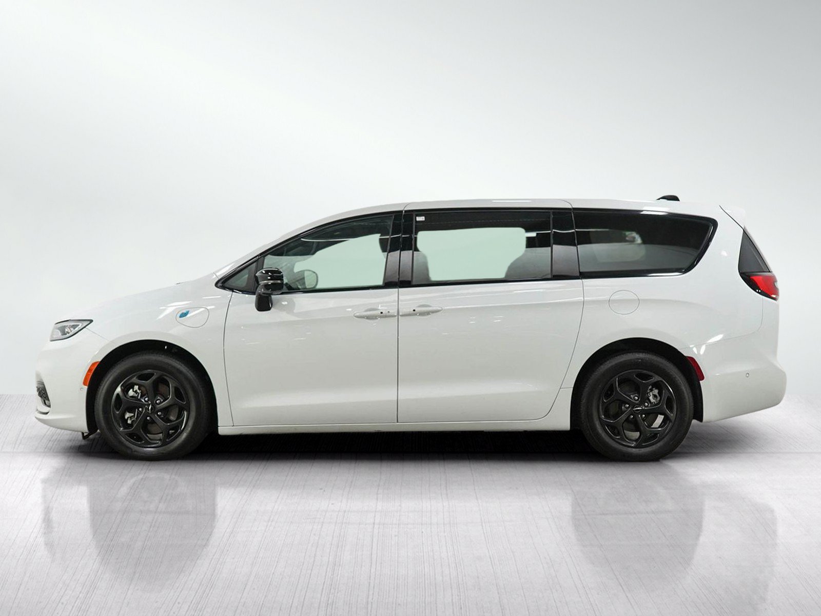 Used 2024 Chrysler Pacifica Limited FWD image 2