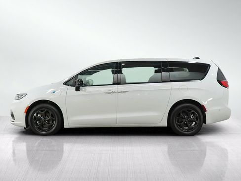 Used 2024 Chrysler Pacifica Limited FWD image 2