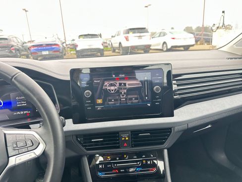 Used 2025 Volkswagen Jetta SE image 21