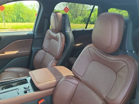 Used 2025 Lincoln Aviator Reserve w/ Equipment Group 201A AWD/4WD image 16