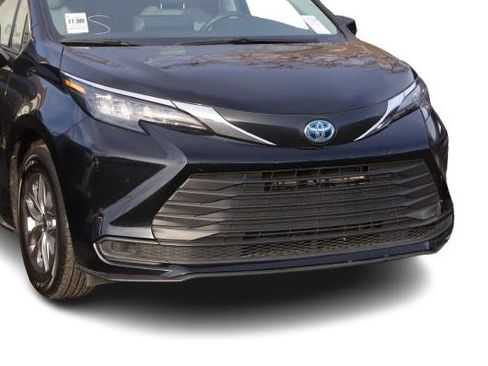 Used 2024 Toyota Sienna LE image 2