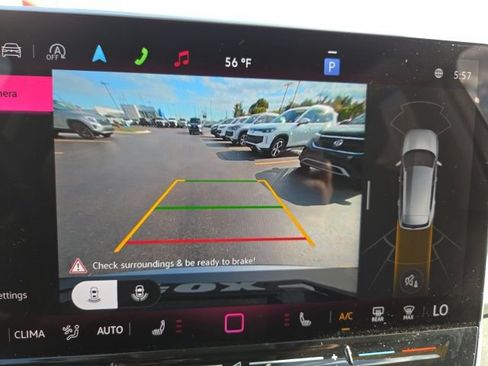 Used 2025 Volkswagen Tiguan SE AWD/4WD image 17
