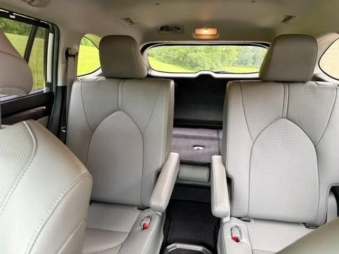 Used 2023 Toyota Highlander Limited FWD image 9