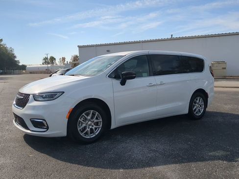 Used 2024 Chrysler Pacifica Touring image 8