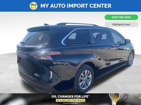 Used 2023 Toyota Sienna XLE AWD/4WD image 5