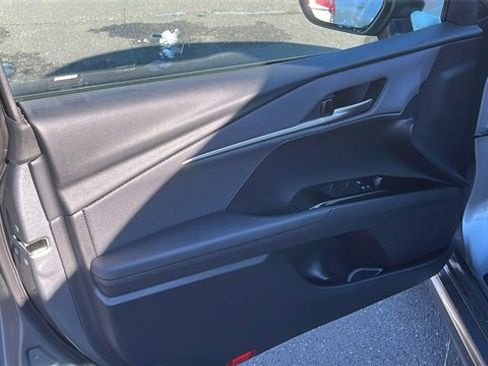 Used 2025 Toyota Camry SE image 8