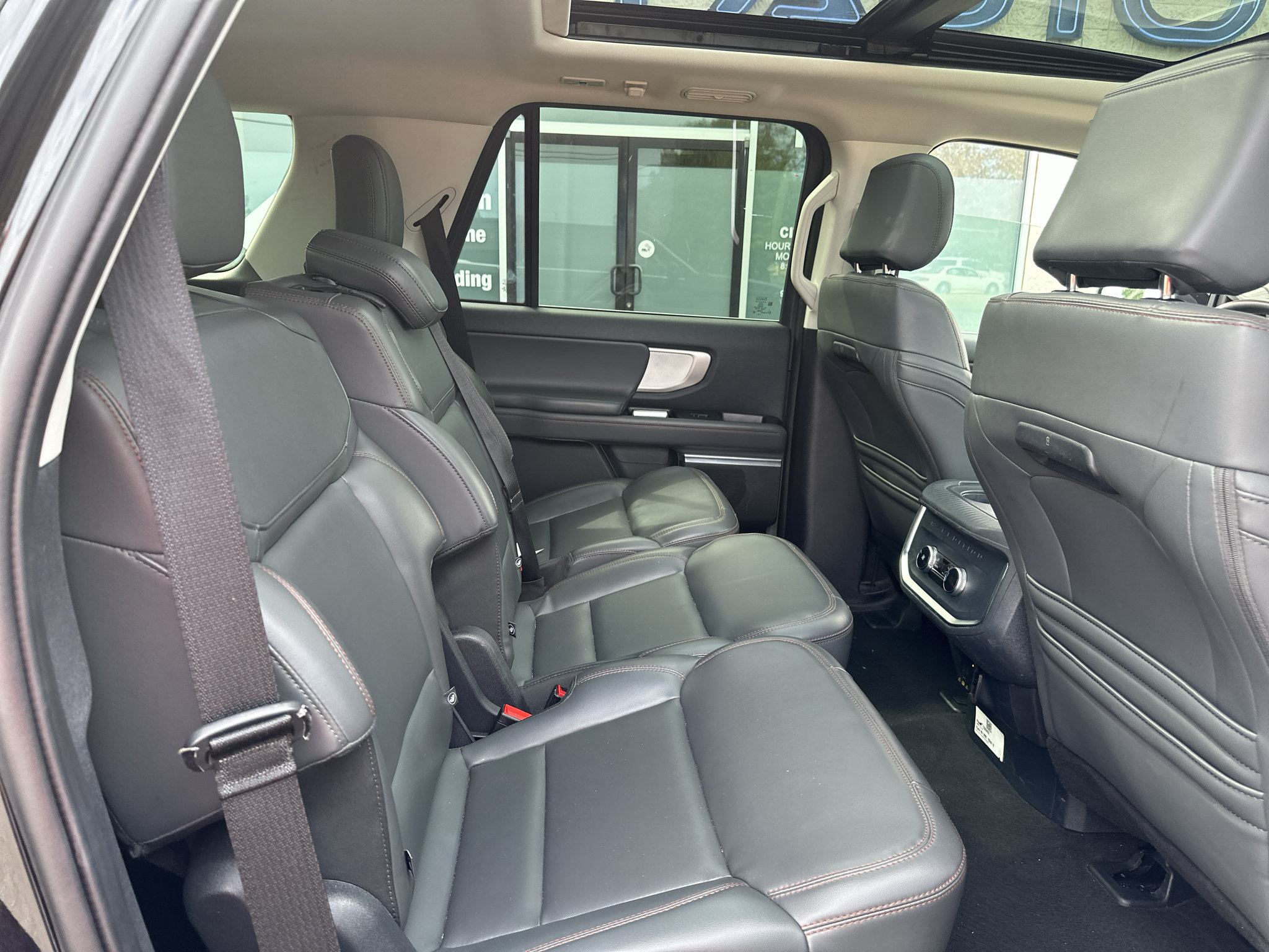 Used 2025 Ford Expedition Active AWD/4WD image 13