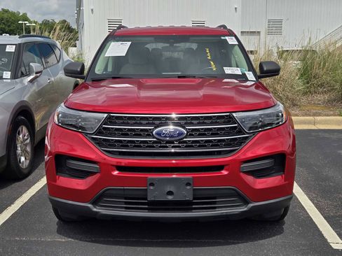 Used 2021 Ford Explorer XLT RWD image 2