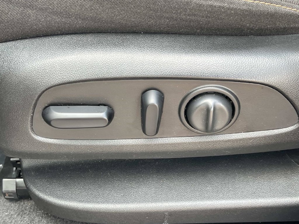 Used 2018 Chevrolet Equinox LT FWD image 26