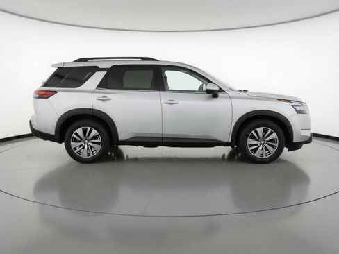 Used 2025 Nissan Pathfinder SV image 11