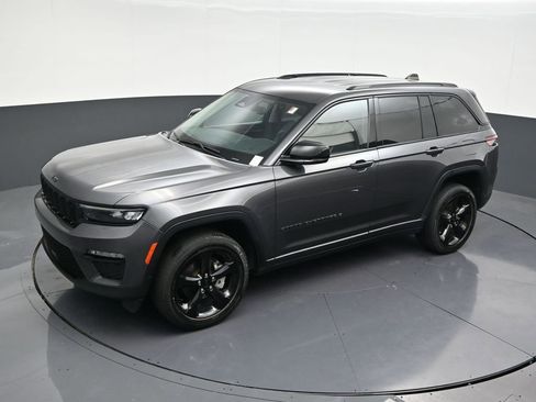 Used 2023 Jeep Grand Cherokee Limited w/ Black Appearance Package image 17