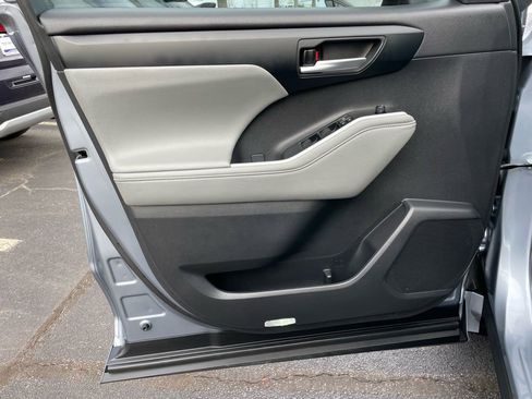 Used 2023 Toyota Highlander XLE image 25