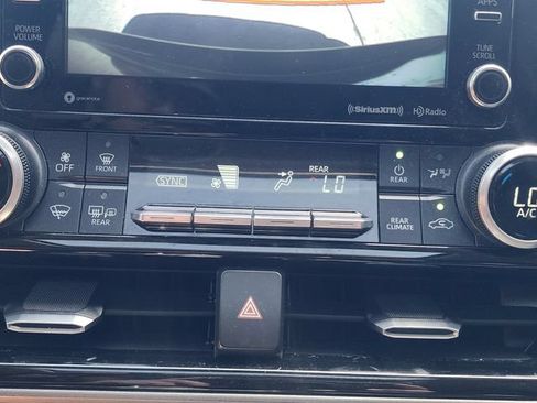 Used 2020 Toyota Highlander XLE FWD image 30