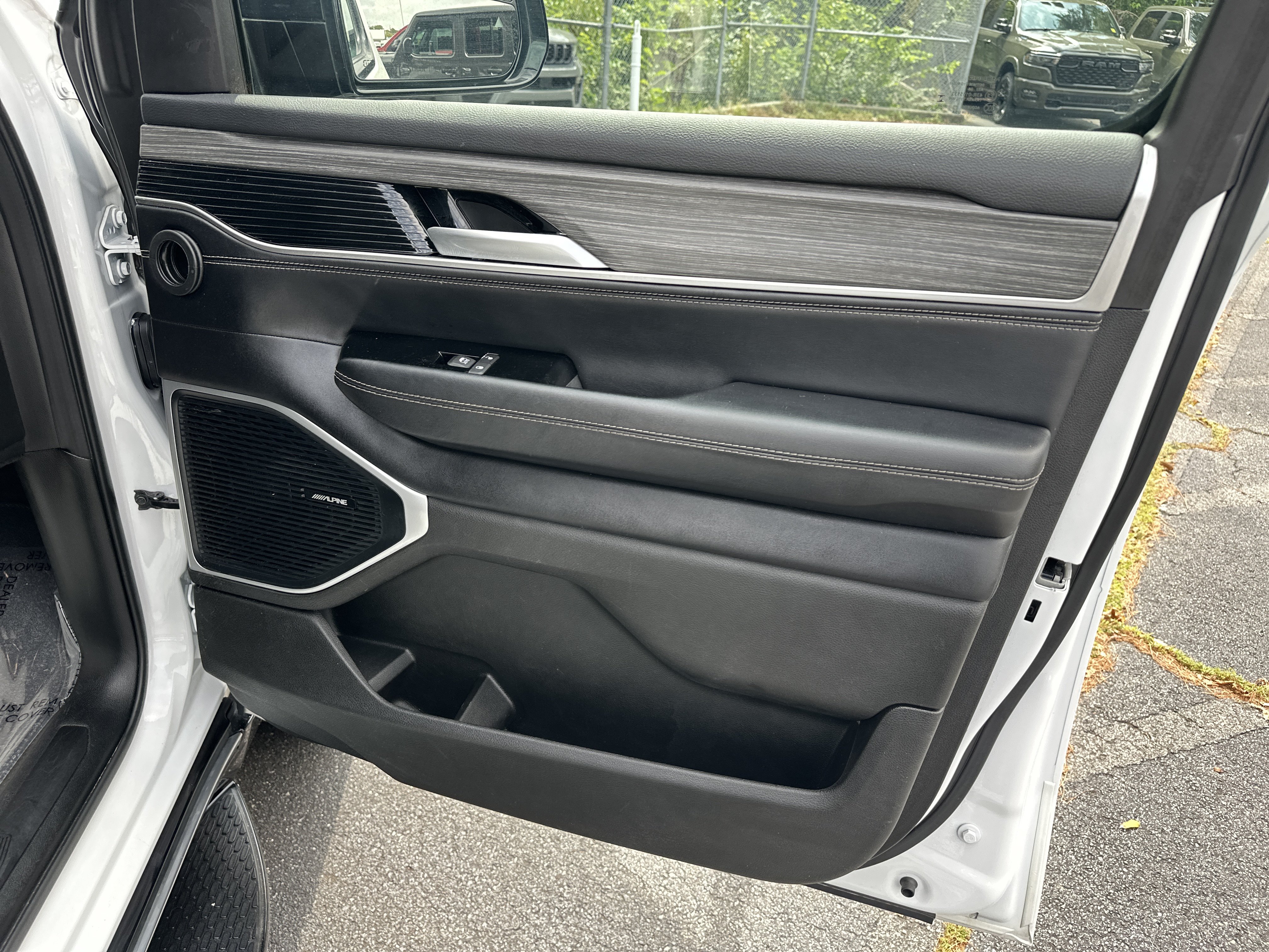 Used 2024 Jeep Wagoneer Series II w/ Flexible Seating Group RWD image 17