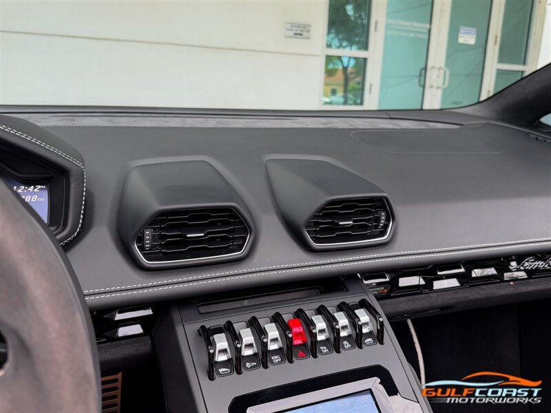 Used 2022 Lamborghini Huracan EVO RWD image 15