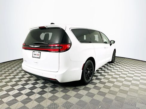 Certified 2024 Chrysler Pacifica Touring-L image 10