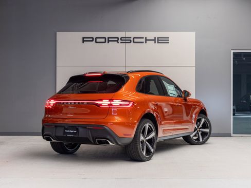 Certified 2025 Porsche Macan image 7