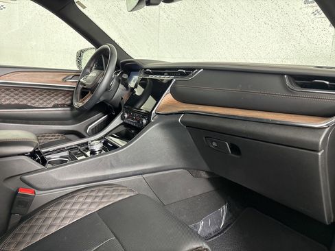 Used 2025 Jeep Grand Cherokee Summit image 32