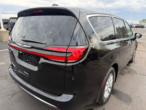 New 2026 Chrysler Pacifica Select image 3