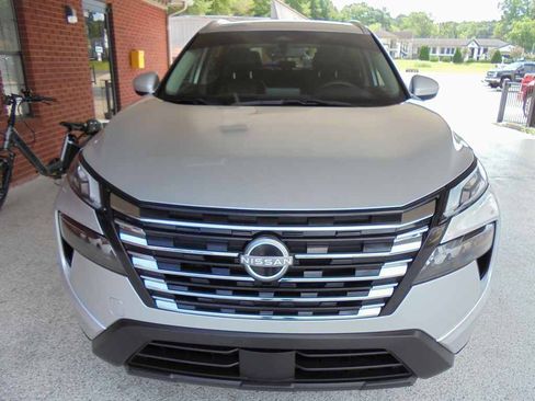 Used 2024 Nissan Rogue SV w/ SV Premium Package FWD image 3