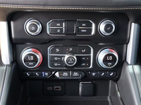 Used 2022 GMC Yukon XL SLT w/ SLT Luxury Package RWD image 22