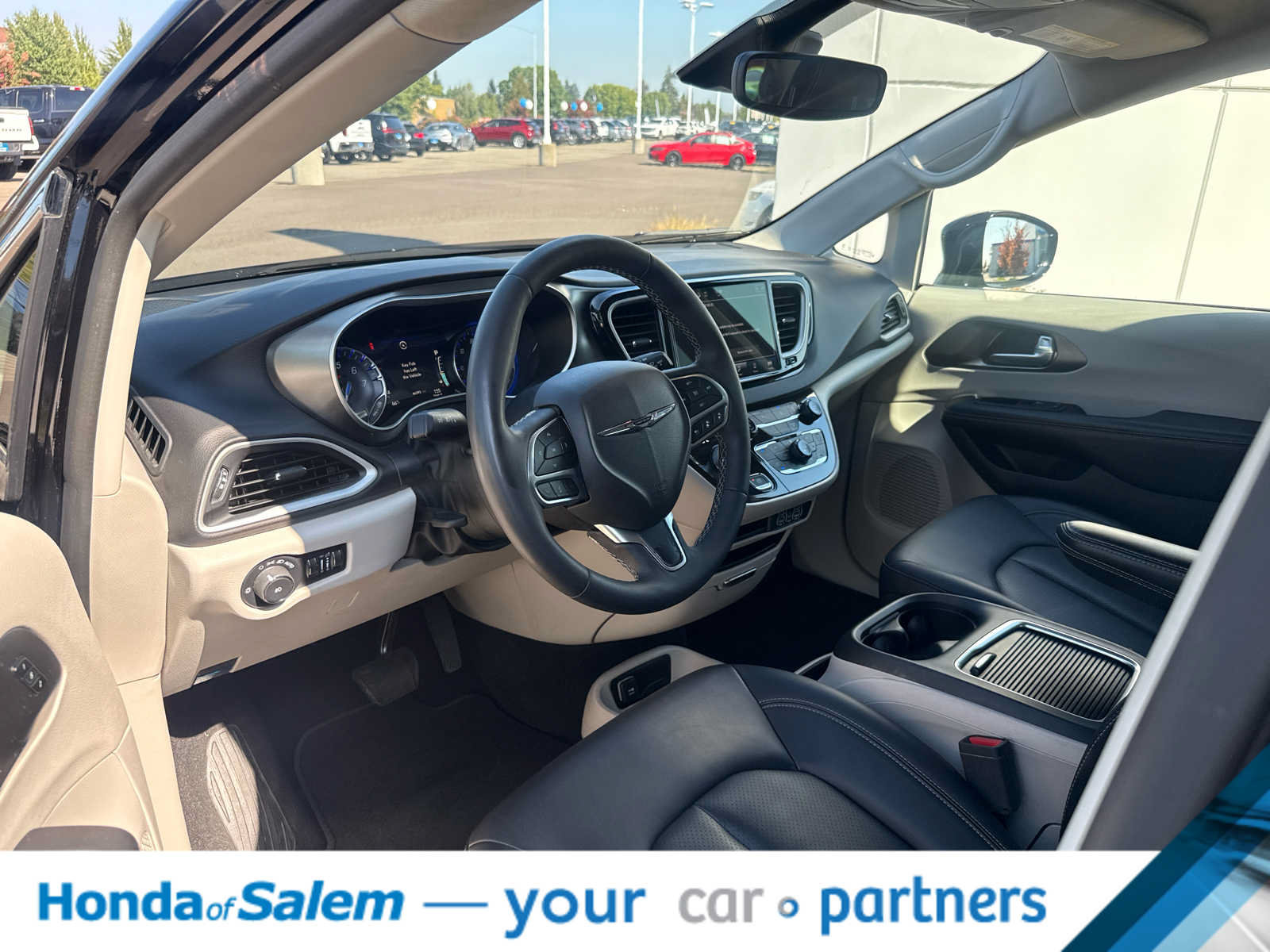 Used 2024 Chrysler Pacifica Touring-L FWD image 2