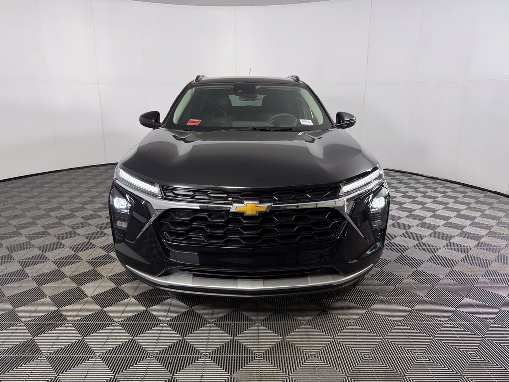 Used 2025 Chevrolet Trax LT FWD image 3