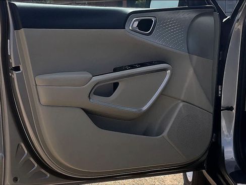 Used 2025 Kia Soul LX w/ LX Technology Package FWD image 25