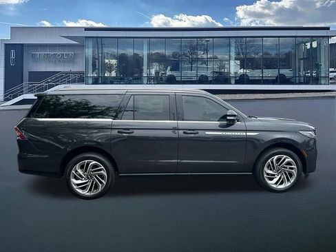 New 2026 Lincoln Navigator L Reserve AWD/4WD image 9