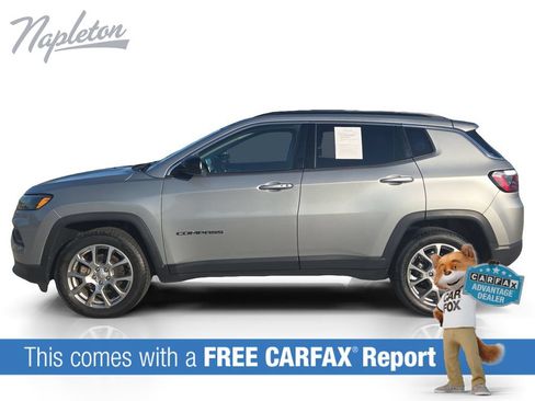 Used 2022 Jeep Compass Latitude w/ Sun and Sound Group AWD/4WD image 2