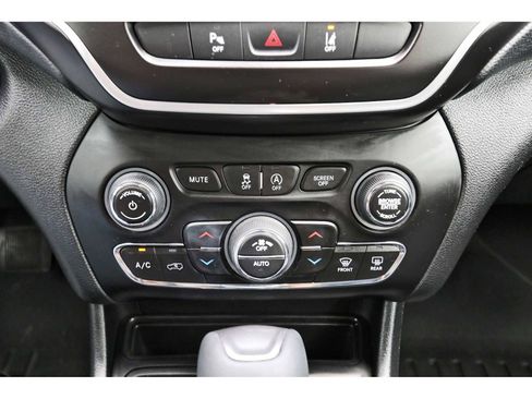 Used 2021 Jeep Cherokee Latitude Lux w/ Comfort/Convenience Group image 24