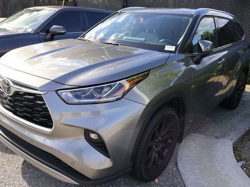 Used 2025 Toyota Highlander Platinum image 2