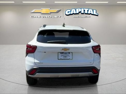 Used 2025 Chevrolet Trax LT FWD image 6