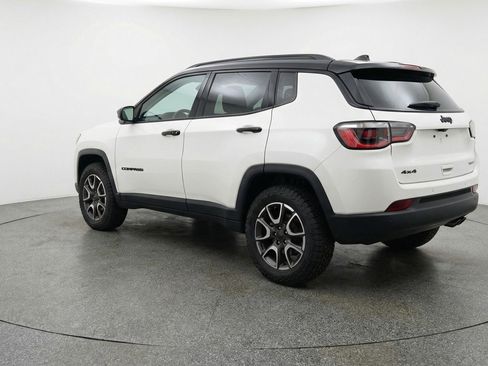 Used 2025 Jeep Compass Trailhawk image 6