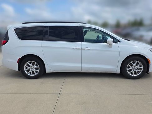 Used 2022 Chrysler Pacifica Touring-L w/ Uconnect Theater Family Group FWD image 6