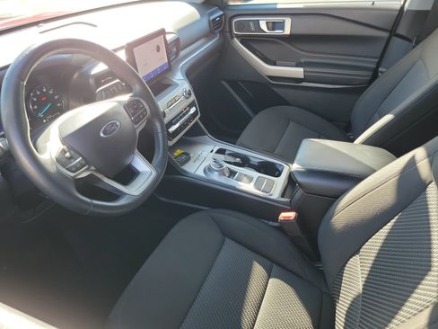 Certified 2024 Ford Explorer XLT RWD image 3