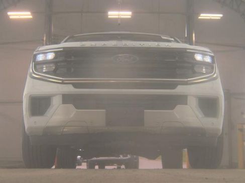 Used 2025 Ford Expedition Platinum AWD/4WD image 4