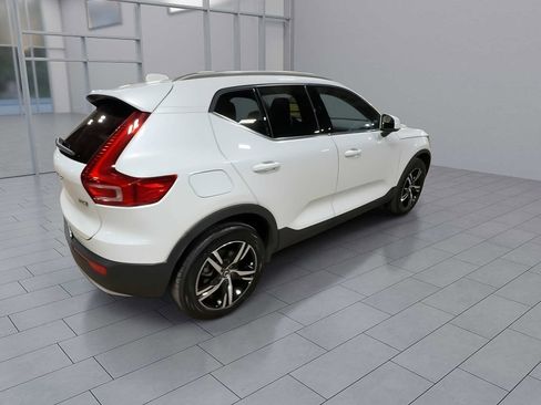 Used 2023 Volvo XC40 B5 Plus image 8