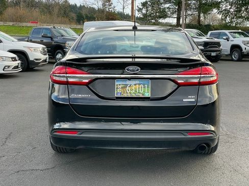 Used 2017 Ford Fusion SE w/ Equipment Group 201A image 4